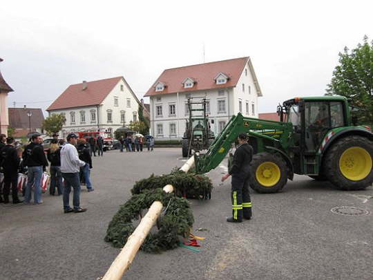 Maibaumstellen2010 (1)