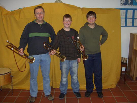 In die erste Stimme haben es zwei Bl�ser der Jugend 2006 geschafft, die mit viel Flei� die obersten T�ne der Fanfarenmusik erlernten. Auch hier wird zus�tzlich einmal die Woche geprobt. 